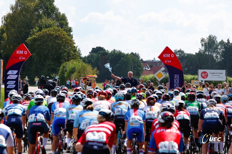 European Championships Munich 2022 - 2022 UEC Road Elite European Championships - Women's Road Race - 21/08/2022 - Scenery - Peloton - Start - photo Luca Bettini/UEC/SprintCyclingAgency?2022